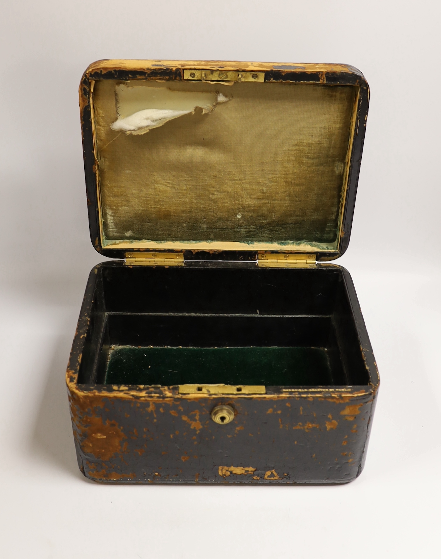 A quantity of assorted jewellery boxes.